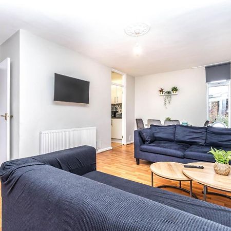 Bright Guest House In Hackney ลอนดอน ภายนอก รูปภาพ