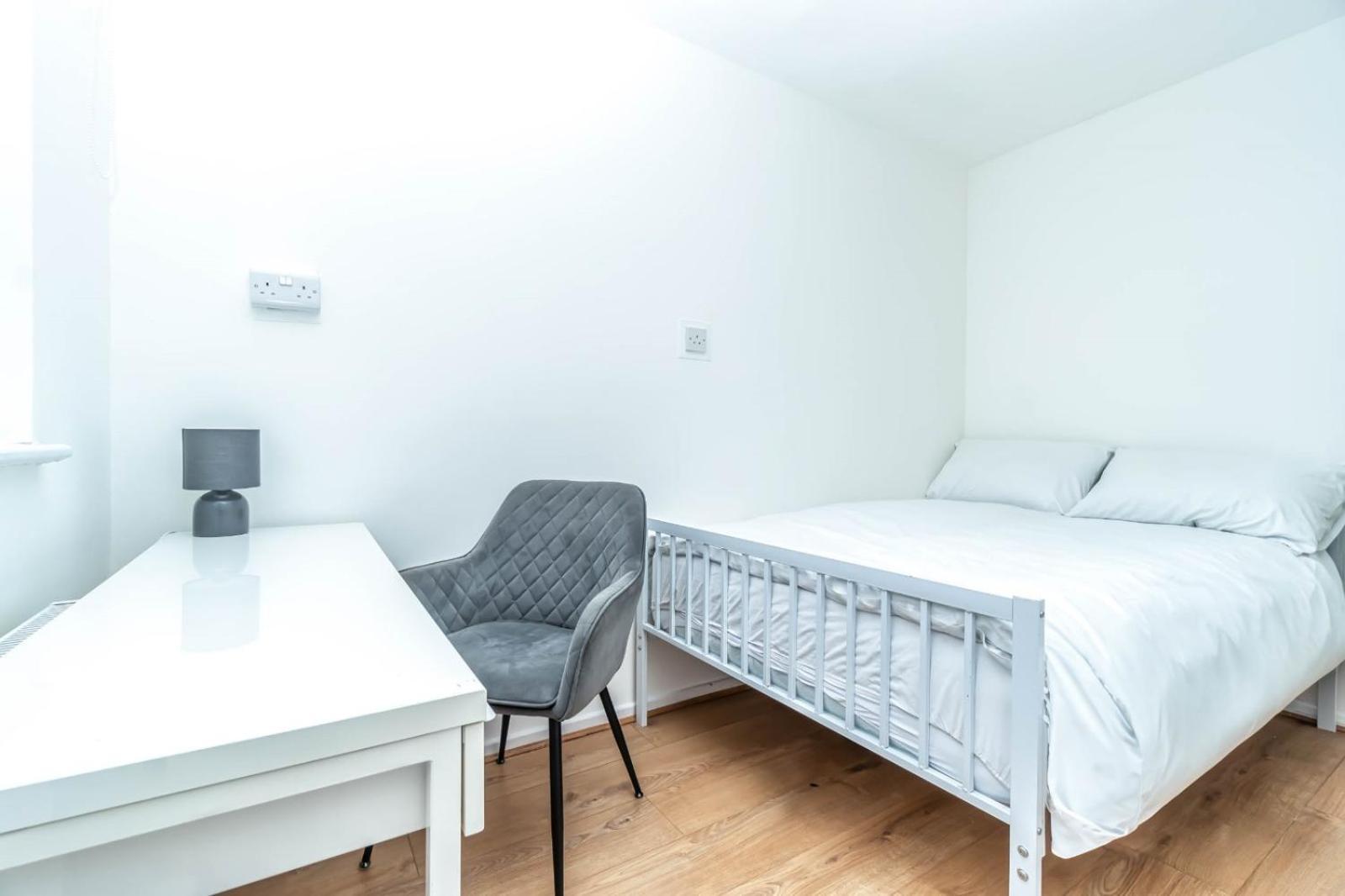 Bright Guest House In Hackney ลอนดอน ภายนอก รูปภาพ