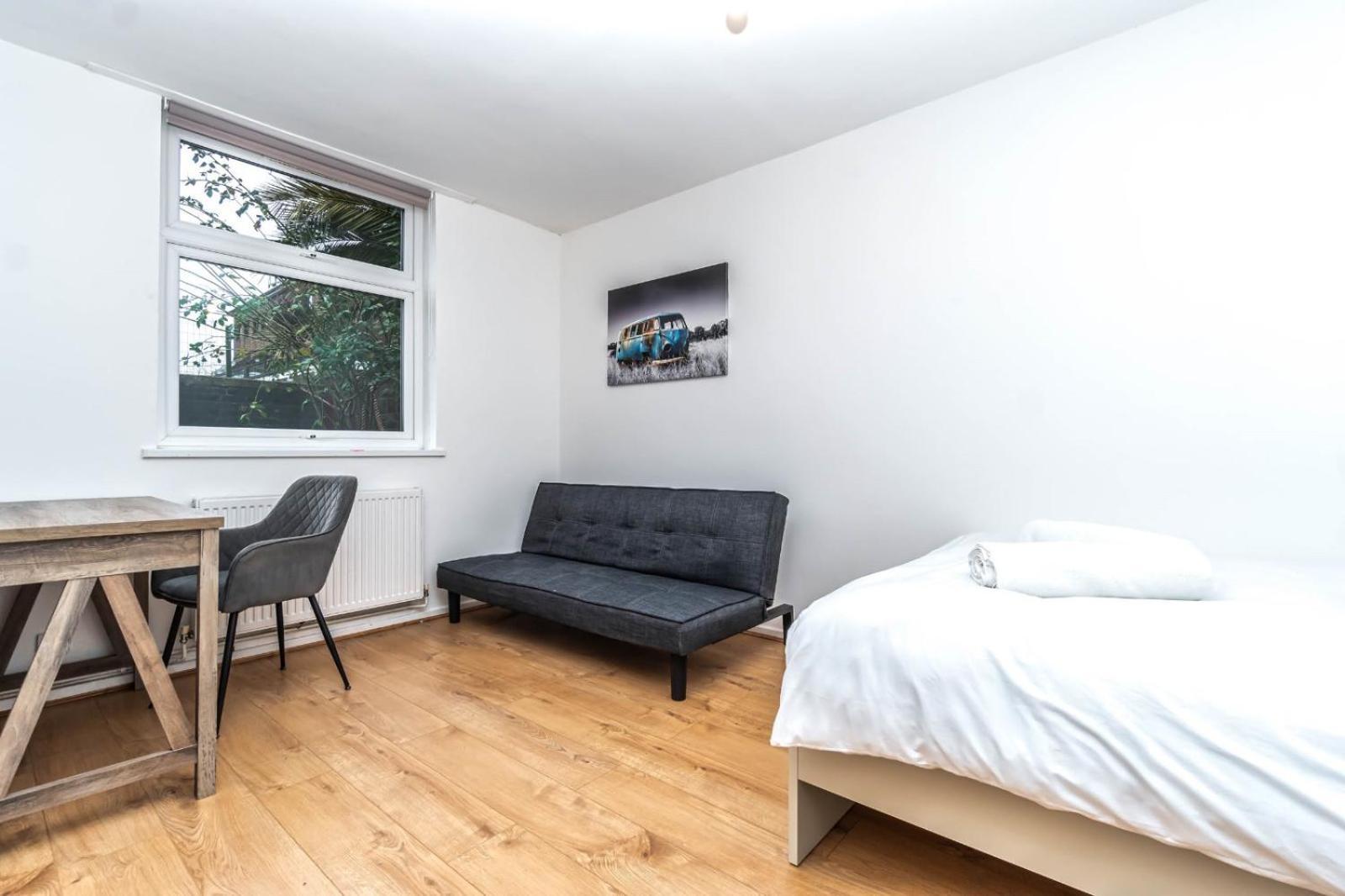 Bright Guest House In Hackney ลอนดอน ภายนอก รูปภาพ