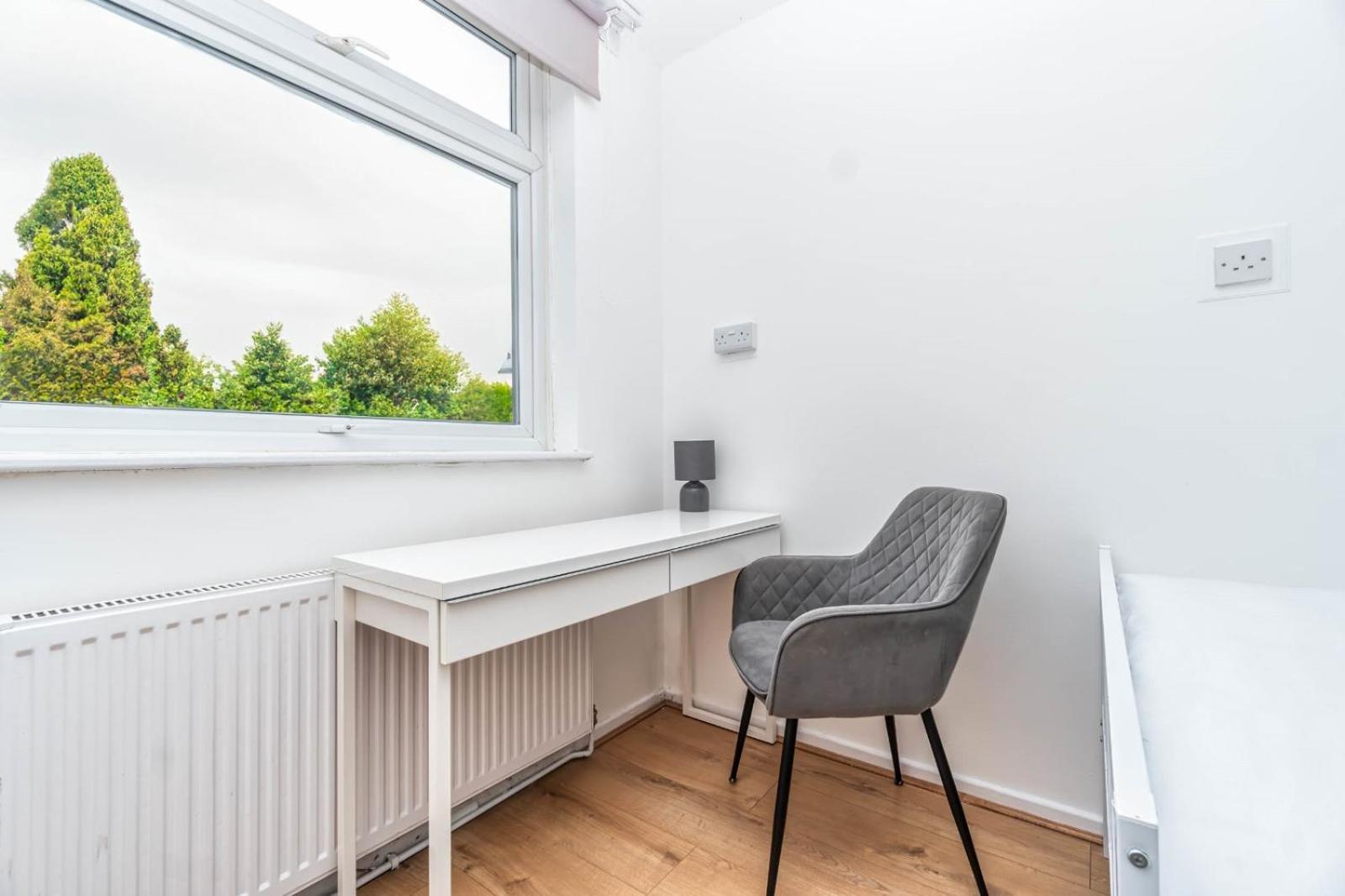 Bright Guest House In Hackney ลอนดอน ภายนอก รูปภาพ