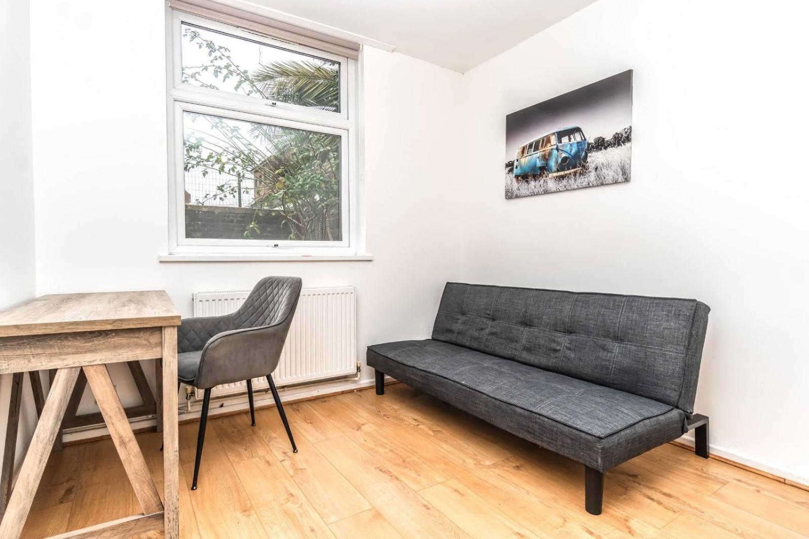 Bright Guest House In Hackney ลอนดอน ภายนอก รูปภาพ